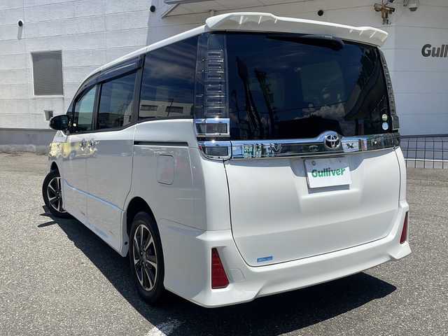 トヨタ ヴォクシー ZS 煌 福井県 2018(平30)年 6.3万km ホワイトパールクリスタルシャイン ワンオーナー/純正9インチメモリナビゲーション/（CD/DVD/BT）/フルセグテレビ /バックカメラ/プリクラッシュセーフティ/レーンキープアシスト/クルーズコントロール/純正16インチアルミホイール/両側電動スライドドア/LEDヘッドライト/LEDフォグランプ/オートリトラミラー/ステアリングリモコン/オートハイビーム/オートライト/ETC(ビルトイン）/アイドリングストップ/ドアバイザー/プッシュスタート/スマートキー/保証書/取扱説明書
