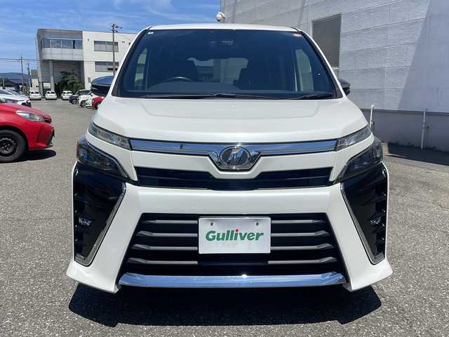 トヨタ ヴォクシー ZS 煌 福井県 2018(平30)年 6.3万km ホワイトパールクリスタルシャイン ワンオーナー/純正9インチメモリナビゲーション/（CD/DVD/BT）/フルセグテレビ /バックカメラ/プリクラッシュセーフティ/レーンキープアシスト/クルーズコントロール/純正16インチアルミホイール/両側電動スライドドア/LEDヘッドライト/LEDフォグランプ/オートリトラミラー/ステアリングリモコン/オートハイビーム/オートライト/ETC(ビルトイン）/アイドリングストップ/ドアバイザー/プッシュスタート/スマートキー/保証書/取扱説明書