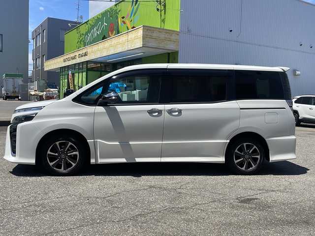 トヨタ ヴォクシー ZS 煌 福井県 2018(平30)年 6.3万km ホワイトパールクリスタルシャイン ワンオーナー/純正9インチメモリナビゲーション/（CD/DVD/BT）/フルセグテレビ /バックカメラ/プリクラッシュセーフティ/レーンキープアシスト/クルーズコントロール/純正16インチアルミホイール/両側電動スライドドア/LEDヘッドライト/LEDフォグランプ/オートリトラミラー/ステアリングリモコン/オートハイビーム/オートライト/ETC(ビルトイン）/アイドリングストップ/ドアバイザー/プッシュスタート/スマートキー/保証書/取扱説明書