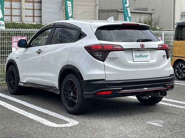 ホンダ ヴェゼル ハイブリッド RS ホンダセンシング 島根県 2020(令2)年 4万km プラチナホワイトパール 登録時走行距離39263km/ホンダセンシング/ストラーダナビ/CD/DVD/フルセグTV/Bluetooth/バックカメラ/無限シフトノブ/無限フロアマット/無限ドアバイザー/柿本改マフラー（純正積込）/エンケイ18インチAW(純正AW4本積込)/前後ドライブレコーダー/ビルトインETC/ブラック合皮/ウルトラスエードコンビシート/前席シートヒーター/LEDヘッドランプ/オートライト/LEDフロントフォグランプ/コンフォートビューパッケージ/保証書/取説/スペアキー