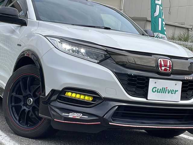 ホンダ ヴェゼル ハイブリッド RS ホンダセンシング 島根県 2020(令2)年 4万km プラチナホワイトパール 登録時走行距離39263km/ホンダセンシング/ストラーダナビ/CD/DVD/フルセグTV/Bluetooth/バックカメラ/無限シフトノブ/無限フロアマット/無限ドアバイザー/柿本改マフラー（純正積込）/エンケイ18インチAW(純正AW4本積込)/前後ドライブレコーダー/ビルトインETC/ブラック合皮/ウルトラスエードコンビシート/前席シートヒーター/LEDヘッドランプ/オートライト/LEDフロントフォグランプ/コンフォートビューパッケージ/保証書/取説/スペアキー