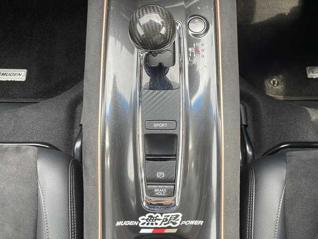 ホンダ ヴェゼル ハイブリッド RS ホンダセンシング 島根県 2020(令2)年 4万km プラチナホワイトパール 登録時走行距離39263km/ホンダセンシング/ストラーダナビ/CD/DVD/フルセグTV/Bluetooth/バックカメラ/無限シフトノブ/無限フロアマット/無限ドアバイザー/柿本改マフラー（純正積込）/エンケイ18インチAW(純正AW4本積込)/前後ドライブレコーダー/ビルトインETC/ブラック合皮/ウルトラスエードコンビシート/前席シートヒーター/LEDヘッドランプ/オートライト/LEDフロントフォグランプ/コンフォートビューパッケージ/保証書/取説/スペアキー