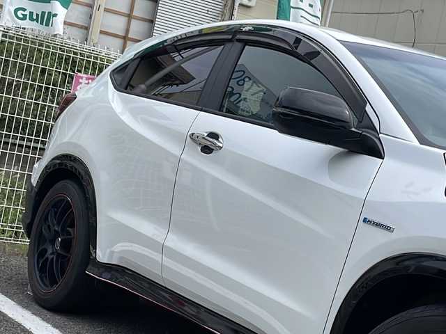 ホンダ ヴェゼル ハイブリッド RS ホンダセンシング 島根県 2020(令2)年 4万km プラチナホワイトパール 登録時走行距離39263km/ホンダセンシング/ストラーダナビ/CD/DVD/フルセグTV/Bluetooth/バックカメラ/無限シフトノブ/無限フロアマット/無限ドアバイザー/柿本改マフラー（純正積込）/エンケイ18インチAW(純正AW4本積込)/前後ドライブレコーダー/ビルトインETC/ブラック合皮/ウルトラスエードコンビシート/前席シートヒーター/LEDヘッドランプ/オートライト/LEDフロントフォグランプ/コンフォートビューパッケージ/保証書/取説/スペアキー