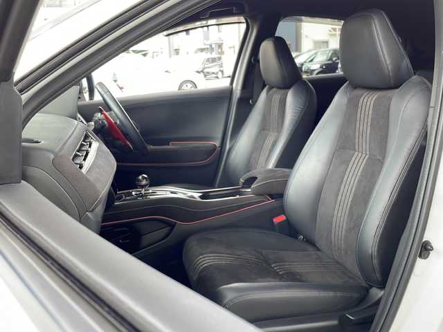 ホンダ ヴェゼル ハイブリッド RS ホンダセンシング 島根県 2020(令2)年 4万km プラチナホワイトパール 登録時走行距離39263km/ホンダセンシング/ストラーダナビ/CD/DVD/フルセグTV/Bluetooth/バックカメラ/無限シフトノブ/無限フロアマット/無限ドアバイザー/柿本改マフラー（純正積込）/エンケイ18インチAW(純正AW4本積込)/前後ドライブレコーダー/ビルトインETC/ブラック合皮/ウルトラスエードコンビシート/前席シートヒーター/LEDヘッドランプ/オートライト/LEDフロントフォグランプ/コンフォートビューパッケージ/保証書/取説/スペアキー