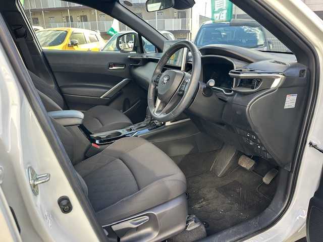 トヨタ カローラ クロス ハイブリッド S 茨城県 2024(令6)年 2万km プラチナホワイトパールマイカ ワンオーナー/純正ディスプレーオーディオ/Apple CarPlay/ナビ/フルセグ(走行中視聴可)/Bluetooth/バックガイドカメラ/トヨタセーフティセンス/ ・AHB(オートマチックハイビーム)/ ・PCS(プリクラッシュセーフティ)/ ・LTA(レーントレーシングアシスト)/ ・LDA(レーンディパーチャーアラート)/ ・PDA(プロアクティブドライビングアシスト)/ ・RSA(ロードサインアシスト)/ ・発進遅れ告知機能/ ・レーダークルーズコントロール/ ・ドライバー異常時対応システム/純正LEDヘッドライト/オートライト/純正17インチアルミホイール/スマートキー/取扱説明書/新車時保証書/スペアキー×1