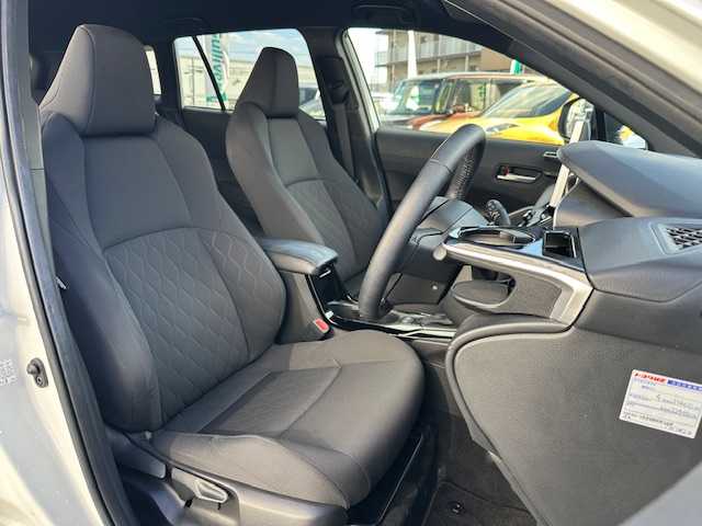 トヨタ カローラ クロス ハイブリッド S 茨城県 2024(令6)年 2万km プラチナホワイトパールマイカ ワンオーナー/純正ディスプレーオーディオ/Apple CarPlay/ナビ/フルセグ(走行中視聴可)/Bluetooth/バックガイドカメラ/トヨタセーフティセンス/ ・AHB(オートマチックハイビーム)/ ・PCS(プリクラッシュセーフティ)/ ・LTA(レーントレーシングアシスト)/ ・LDA(レーンディパーチャーアラート)/ ・PDA(プロアクティブドライビングアシスト)/ ・RSA(ロードサインアシスト)/ ・発進遅れ告知機能/ ・レーダークルーズコントロール/ ・ドライバー異常時対応システム/純正LEDヘッドライト/オートライト/純正17インチアルミホイール/スマートキー/取扱説明書/新車時保証書/スペアキー×1