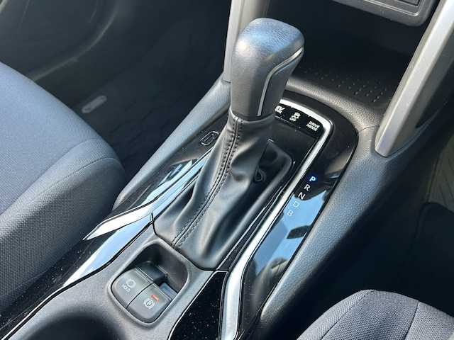 トヨタ カローラ クロス ハイブリッド S 茨城県 2024(令6)年 2万km プラチナホワイトパールマイカ ワンオーナー/純正ディスプレーオーディオ/Apple CarPlay/ナビ/フルセグ(走行中視聴可)/Bluetooth/バックガイドカメラ/トヨタセーフティセンス/ ・AHB(オートマチックハイビーム)/ ・PCS(プリクラッシュセーフティ)/ ・LTA(レーントレーシングアシスト)/ ・LDA(レーンディパーチャーアラート)/ ・PDA(プロアクティブドライビングアシスト)/ ・RSA(ロードサインアシスト)/ ・発進遅れ告知機能/ ・レーダークルーズコントロール/ ・ドライバー異常時対応システム/純正LEDヘッドライト/オートライト/純正17インチアルミホイール/スマートキー/取扱説明書/新車時保証書/スペアキー×1