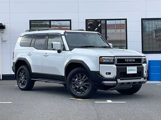 トヨタ ランドクルーザー ２５０ VX 山口県 2025(令7)年 0.7万km プラチナホワイトパールマイカ サンルーフ/ワンオーナー/純正12.3インチディスプレイオーディオ（コネクティッドナビ対応）/・AM/FM/USB/Miracast/Bluetooth/トヨタプレミアムJBLサウンドシステム/フルセグテレビ/ETC2.0/パノラミックビューモニター /ブラインドスポットモニター/デジタルインナーミラー/運転席パワーシート/前席シートヒーター/前席エアーシート/レザーシート/フロアマット/18インチ純正アルミホイール/電動リアゲート/左右独立温度コントロールフルオートエアコン/おくだけ充電/ステアリングヒーター/LEDヘッドランプ/フォグランプ/オートライト/Toyota Safety Sense/・プリクラッシュセーフティ/・緊急時操舵支援/・レーントレーシングアシスト/・レーダークルーズコントロール/・オートマチックハイビーム/・プロアクティブドライビングアシスト/取扱説明書/保証書/記録簿