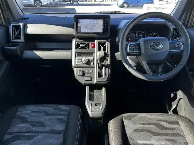 ダイハツ タフト G ダーククロムベンチャー 福島県 2025(令7)年 0.3万km サンドベージュメタリック スマートアシスト/アダプティブクルーズコントロール/レーンキープコントロール/ふらつき警報/路側逸脱警報機能/車線逸脱警報機能/車線逸脱抑制制御機能/ブレーキ制御誤発進抑制機能/衝突警報機能/衝突回避支援ブレーキ機能/標識認識機能/先行車発進お知らせ機能/社外ナビゲーション/型番：CN-CE01WD/【SD/BT/TV】/パノラマモニター/前席シートヒーター/アイドリングストップ/ステアリングリモコン/LEDオートライト/LEDフォグランプ/社外フロアマット