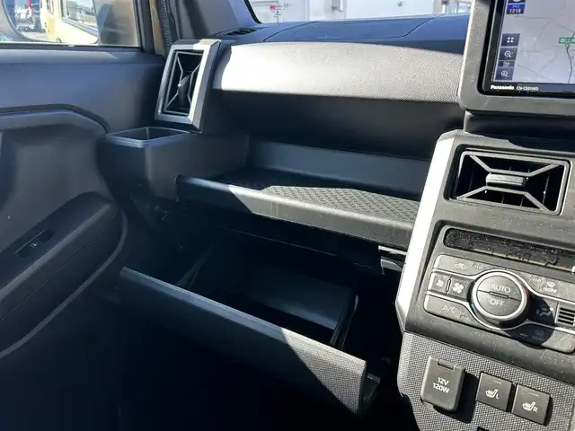 ダイハツ タフト G ダーククロムベンチャー 福島県 2025(令7)年 0.3万km サンドベージュメタリック スマートアシスト/アダプティブクルーズコントロール/レーンキープコントロール/ふらつき警報/路側逸脱警報機能/車線逸脱警報機能/車線逸脱抑制制御機能/ブレーキ制御誤発進抑制機能/衝突警報機能/衝突回避支援ブレーキ機能/標識認識機能/先行車発進お知らせ機能/社外ナビゲーション/型番：CN-CE01WD/【SD/BT/TV】/パノラマモニター/前席シートヒーター/アイドリングストップ/ステアリングリモコン/LEDオートライト/LEDフォグランプ/社外フロアマット