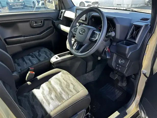 ダイハツ タフト G ダーククロムベンチャー 福島県 2025(令7)年 0.3万km サンドベージュメタリック スマートアシスト/アダプティブクルーズコントロール/レーンキープコントロール/ふらつき警報/路側逸脱警報機能/車線逸脱警報機能/車線逸脱抑制制御機能/ブレーキ制御誤発進抑制機能/衝突警報機能/衝突回避支援ブレーキ機能/標識認識機能/先行車発進お知らせ機能/社外ナビゲーション/型番：CN-CE01WD/【SD/BT/TV】/パノラマモニター/前席シートヒーター/アイドリングストップ/ステアリングリモコン/LEDオートライト/LEDフォグランプ/社外フロアマット