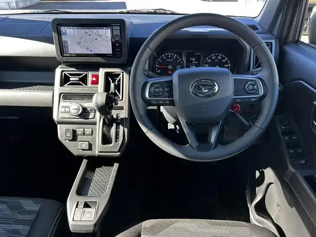 ダイハツ タフト G ダーククロムベンチャー 福島県 2025(令7)年 0.3万km サンドベージュメタリック スマートアシスト/アダプティブクルーズコントロール/レーンキープコントロール/ふらつき警報/路側逸脱警報機能/車線逸脱警報機能/車線逸脱抑制制御機能/ブレーキ制御誤発進抑制機能/衝突警報機能/衝突回避支援ブレーキ機能/標識認識機能/先行車発進お知らせ機能/社外ナビゲーション/型番：CN-CE01WD/【SD/BT/TV】/パノラマモニター/前席シートヒーター/アイドリングストップ/ステアリングリモコン/LEDオートライト/LEDフォグランプ/社外フロアマット