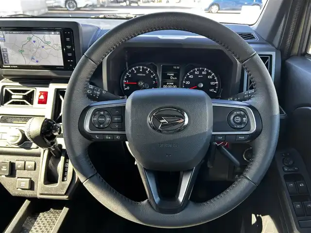 ダイハツ タフト G ダーククロムベンチャー 福島県 2025(令7)年 0.3万km サンドベージュメタリック スマートアシスト/アダプティブクルーズコントロール/レーンキープコントロール/ふらつき警報/路側逸脱警報機能/車線逸脱警報機能/車線逸脱抑制制御機能/ブレーキ制御誤発進抑制機能/衝突警報機能/衝突回避支援ブレーキ機能/標識認識機能/先行車発進お知らせ機能/社外ナビゲーション/型番：CN-CE01WD/【SD/BT/TV】/パノラマモニター/前席シートヒーター/アイドリングストップ/ステアリングリモコン/LEDオートライト/LEDフォグランプ/社外フロアマット