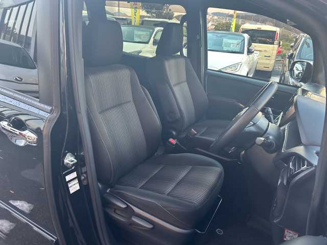 トヨタ ヴォクシー ZS 煌Ⅱ 大阪府 2020(令2)年 8.9万km ブラック 1オーナー　プリクラッシュセーフティ　１１型アルパインナビ　アルパインフリップダウンモニター　バックカメラ　両側パワースライドドア　前後ドラレコ　クリアランスソナー　床下ラゲッジＢＯＸ　シートバックテーブル　CD DVD BT ＨＤＭＩ　SD 　USB フルセグTV　後席シェード　ウィンカーミラー　LEDオートライト　フォグ　ETC　アイドリングストップ