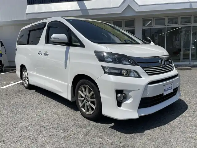 トヨタ ヴェルファイア 2．4Z ゴールデンアイズ 京都府 2013(平25)年 9.2万km ホワイトパールクリスタルシャイン （株）IDOMが運営する【じしゃロン伏見店】の/自社ローン専用車両になります。/こちらは現金またはオートローンご利用時の価格です。/自社ローンご希望の方は別途その旨お申し付けください/純正HDDナビ/(Bluetooth/FM/AM/DVD)/ワンセグTV/バックカメラ/両側電動スライドドア/コーナーセンサー/横滑り防止装置/ハーフレザー/ETC/後部座席モニター/パワーバックドア/純正AW&サマータイヤ積込/プッシュスタート/スマートキー/HIDヘッドライト/オートライト/スペアキー/フロアマット