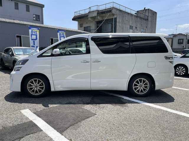 トヨタ ヴェルファイア 2．4Z ゴールデンアイズ 京都府 2013(平25)年 9.2万km ホワイトパールクリスタルシャイン （株）IDOMが運営する【じしゃロン伏見店】の/自社ローン専用車両になります。/こちらは現金またはオートローンご利用時の価格です。/自社ローンご希望の方は別途その旨お申し付けください/純正HDDナビ/(Bluetooth/FM/AM/DVD)/ワンセグTV/バックカメラ/両側電動スライドドア/コーナーセンサー/横滑り防止装置/ハーフレザー/ETC/後部座席モニター/パワーバックドア/純正AW&サマータイヤ積込/プッシュスタート/スマートキー/HIDヘッドライト/オートライト/スペアキー/フロアマット