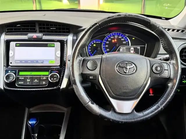 トヨタ カローラ フィールダー ハイブリッドG 香川県 2014(平26)年 16.7万km ブルーM 純正ナビ/→ワンセグ/Bluetooth/バックカメラ/社外15インチアルミ/純正フロアマット/ETC/横滑り防止装置/革巻きステアリング/ステアリングリモコン/プッシュスタート/スマートキー/パワーステアリング/パワーウィンドウ