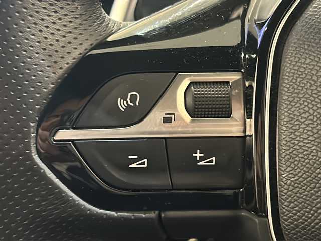 プジョー ３００８ GTライン 新潟県 2017(平29)年 3.7万km BLANC NACRE パノラミックガラススライディングルーフ/純正ナビ/フルセグTV/8インチタッチスクリーン/・ラジオ/BT/Apple Car Play/Android Auto/USB/バックカメラ/サイドカメラ/インテリジェントハイビーム/レーンキープアシスト/ストップ＆スタート/フロント＆バックソナー/アクティブブラインドスポットモニターシステム/アクティブクルーズコントロール/ディレクショナルヘッドランプ/パドルシフト/ワイヤレスチャージャー/パワーバックドア/純正18インチアルミホイール/ハーフレザーシート/ダウンヒルアシスト/ETC