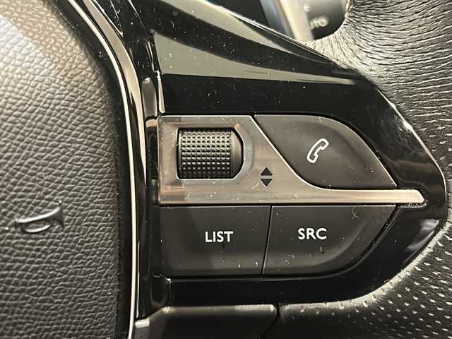 プジョー ３００８ GTライン 新潟県 2017(平29)年 3.7万km BLANC NACRE パノラミックガラススライディングルーフ/純正ナビ/フルセグTV/8インチタッチスクリーン/・ラジオ/BT/Apple Car Play/Android Auto/USB/バックカメラ/サイドカメラ/インテリジェントハイビーム/レーンキープアシスト/ストップ＆スタート/フロント＆バックソナー/アクティブブラインドスポットモニターシステム/アクティブクルーズコントロール/ディレクショナルヘッドランプ/パドルシフト/ワイヤレスチャージャー/パワーバックドア/純正18インチアルミホイール/ハーフレザーシート/ダウンヒルアシスト/ETC