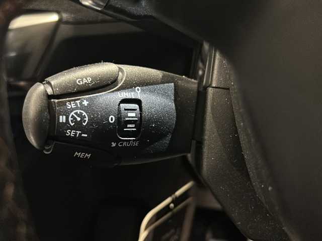 プジョー ３００８ GTライン 新潟県 2017(平29)年 3.7万km BLANC NACRE パノラミックガラススライディングルーフ/純正ナビ/フルセグTV/8インチタッチスクリーン/・ラジオ/BT/Apple Car Play/Android Auto/USB/バックカメラ/サイドカメラ/インテリジェントハイビーム/レーンキープアシスト/ストップ＆スタート/フロント＆バックソナー/アクティブブラインドスポットモニターシステム/アクティブクルーズコントロール/ディレクショナルヘッドランプ/パドルシフト/ワイヤレスチャージャー/パワーバックドア/純正18インチアルミホイール/ハーフレザーシート/ダウンヒルアシスト/ETC