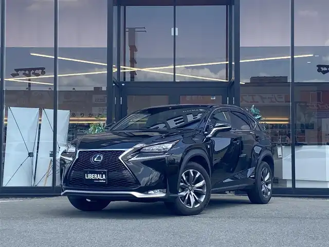 レクサス ＮＸ 300h Fスポーツ 福岡県 2015(平27)年 12.8万km スターライトブラックガラスフレーク ・サンルーフ/・レーダークルーズコントロール/・SDナビ/CD/DVD/Bluetooth/AUX/・赤革シート/シートヒーター/・社外ドライブレコーダー/・ETC/・純正18AW/・プッシュスタート/・スマートキー/・パワーシート/・オートライト/・LEDライト/・オートブレーキホールド/・ステアリングヒーター/・保証書/・取扱説明書/・記録簿