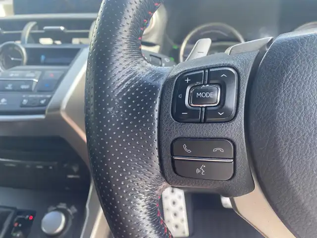 レクサス ＮＸ 300h Fスポーツ 福岡県 2015(平27)年 12.8万km スターライトブラックガラスフレーク ・サンルーフ/・レーダークルーズコントロール/・SDナビ/CD/DVD/Bluetooth/AUX/・赤革シート/シートヒーター/・社外ドライブレコーダー/・ETC/・純正18AW/・プッシュスタート/・スマートキー/・パワーシート/・オートライト/・LEDライト/・オートブレーキホールド/・ステアリングヒーター/・保証書/・取扱説明書/・記録簿