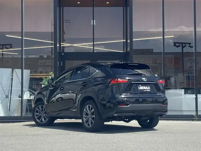 レクサス ＮＸ 300h Fスポーツ 福岡県 2015(平27)年 12.8万km スターライトブラックガラスフレーク ・サンルーフ/・レーダークルーズコントロール/・SDナビ/CD/DVD/Bluetooth/AUX/・赤革シート/シートヒーター/・社外ドライブレコーダー/・ETC/・純正18AW/・プッシュスタート/・スマートキー/・パワーシート/・オートライト/・LEDライト/・オートブレーキホールド/・ステアリングヒーター/・保証書/・取扱説明書/・記録簿