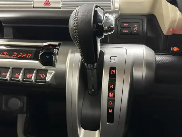 スズキ クロスビー HYBRID MZ 三重県 2022(令4)年 1.3万km タフカーキパールメタリック/ホワイト2トーン マイルドハイブリッド/FF/MTモード付インパネ6AT/カロッツェリア ディスプレイオーディオ DMH-SZ700/（FM/AM/TI（交通情報）/Bluetooth/USB/iPod/HDMI/AUX/CarPlay/AndroidAuto）/【OP】全方位モニター/ドライブレコーダー 前後/ETC/安全/・デュアルカメラブレーキサポート/・誤発進抑制機能（前方・後方）/・車線逸脱警報機能/・ふらつき警報機能/・車線維持支援機能/・アダプティブクルーズコントロール（全車速追従機能付）/・後退時ブレーキサポート/・リヤパーキングセンサー/・ハイビームアシスト/装備/・シートヒーター（D/N）/・オートエアコン/・オートライト/・LED ヘッドランプ＆フロントフォグランプ/・パドルシフト/・ステアリングスイッチ/・純正16inAW/・充電用USBジャック（Ax1、Cx1）/・プッシュスタート/・純正16inAW/・スマートキーx2/など