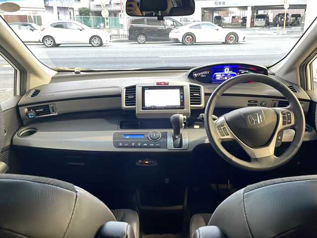 ホンダ フリード ハイブリット プレミアムエディション 大阪府 2016(平28)年 1.9万km ホワイトオーキッドパール ワンオーナー/純正メモリーナビ/フルセグTV/Bluetooth/DVD/純正フリップダウンモニター/バックカメラ/両側パワースライドドア/スマートキー/純正キセノンライト/ビルトインETC