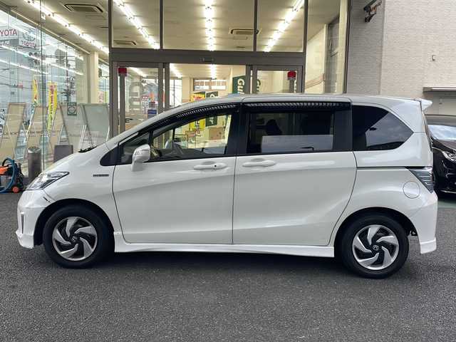 ホンダ フリード ハイブリット プレミアムエディション 大阪府 2016(平28)年 1.9万km ホワイトオーキッドパール ワンオーナー/純正メモリーナビ/フルセグTV/Bluetooth/DVD/純正フリップダウンモニター/バックカメラ/両側パワースライドドア/スマートキー/純正キセノンライト/ビルトインETC