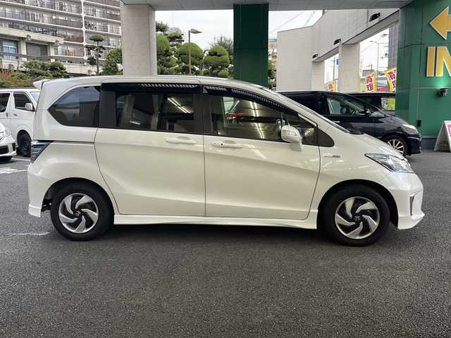 ホンダ フリード ハイブリット プレミアムエディション 大阪府 2016(平28)年 1.9万km ホワイトオーキッドパール ワンオーナー/純正メモリーナビ/フルセグTV/Bluetooth/DVD/純正フリップダウンモニター/バックカメラ/両側パワースライドドア/スマートキー/純正キセノンライト/ビルトインETC