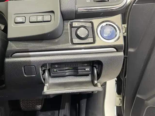 トヨタ クラウン ハイブリッド アスリートS Four 岩手県 2015(平27)年 5.8万km ホワイトパールクリスタルシャイン ４WD/寒冷地仕様/レーダークルーズコントロール/プリクラッシュセーフティ/クリアランスソナー/横滑り防止装置/MTモード付AT/ウインドシールドデアイサー/ヒーテッドドアミラー/パワーシート・シートヒーター(前席)/ステアリングヒーター/純正HDDナビ/フルセグTV/ステアリングスイッチ/バックカメラ/ETC/オートライト/HIDヘッドランプ/フォグランプ/純正１７インチアルミホイール