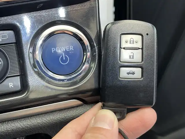 トヨタ クラウン ハイブリッド アスリートS Four 岩手県 2015(平27)年 5.8万km ホワイトパールクリスタルシャイン ４WD/寒冷地仕様/レーダークルーズコントロール/プリクラッシュセーフティ/クリアランスソナー/横滑り防止装置/MTモード付AT/ウインドシールドデアイサー/ヒーテッドドアミラー/パワーシート・シートヒーター(前席)/ステアリングヒーター/純正HDDナビ/フルセグTV/ステアリングスイッチ/バックカメラ/ETC/オートライト/HIDヘッドランプ/フォグランプ/純正１７インチアルミホイール