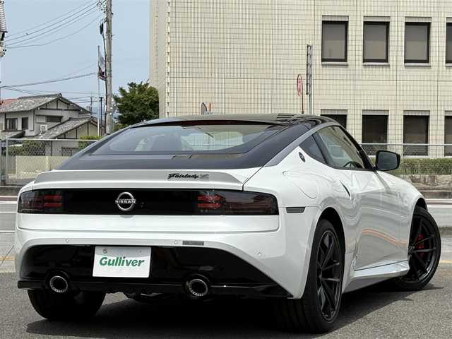 日産 フェアレディ Ｚ バージョンST 三重県 2024(令6)年 0.1万km未満 パールⅡ 登録済未使用車/6速MT/インテリジェントクルーズコントロール/インテリジェントFCW/インテリジェントエマージェンシーブレーキ/LDW(車線逸脱警報）/BSW（後側方車両検知警報）/RCTA（後退時車両検知警報）/ハイビームアシスト/純正ナビ/　・フルセグ/　・Bluetooth/　・USB/バックガイドモニター/インテリジェントキーｘ2/プッシュスタート/LEDヘッドライト/リアフォグライト/BOSEサウンド/ハーフレザーシート/パワーシート/シートヒーター/横滑り防止機能/ブラックルーフ/ビルトインＥＴＣ2.0/ステアリングスイッチ/電動格納ミラー/ターンミラー