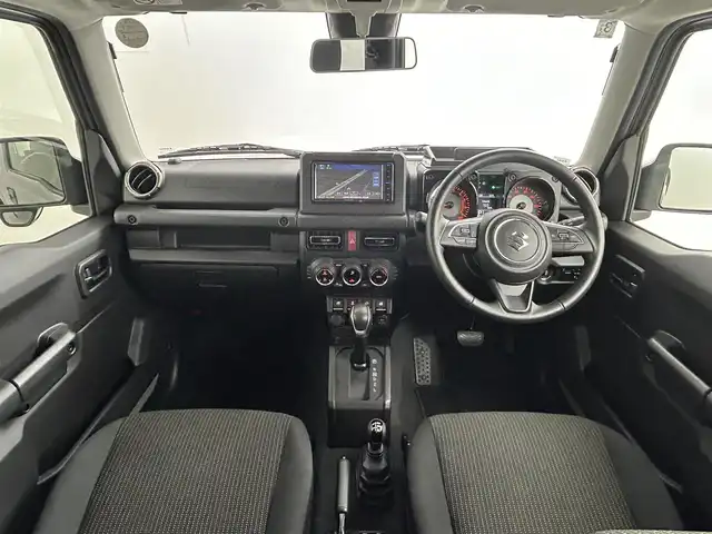 スズキ ジムニー XC 道央・札幌 2024(令6)年 1万km ミディアムグレー ・4WD/・社外メモリナビ/・フルセグ/BT/CD/DVD/・バックカメラ/・衝突被害軽減ブレーキ/・レーンキープアシスト/・クルーズコントロール/・オートハイビーム/・シートヒーター/・ミラーヒーター/・アイドリングストップ/・ダウンヒルアシスト/・ヘッドライトウォッシャー/・ステアリングスイッチ/・プッシュスタート/・スマートキー/・横滑り防止装置/・電格ミラー