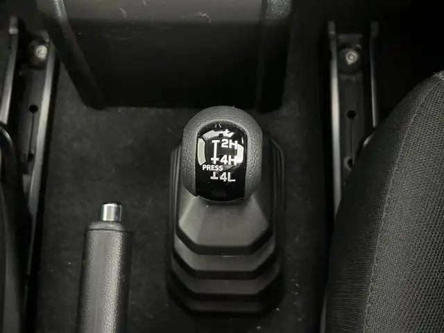 スズキ ジムニー XC 道央・札幌 2024(令6)年 1万km ミディアムグレー ・4WD/・社外メモリナビ/・フルセグ/BT/CD/DVD/・バックカメラ/・衝突被害軽減ブレーキ/・レーンキープアシスト/・クルーズコントロール/・オートハイビーム/・シートヒーター/・ミラーヒーター/・アイドリングストップ/・ダウンヒルアシスト/・ヘッドライトウォッシャー/・ステアリングスイッチ/・プッシュスタート/・スマートキー/・横滑り防止装置/・電格ミラー