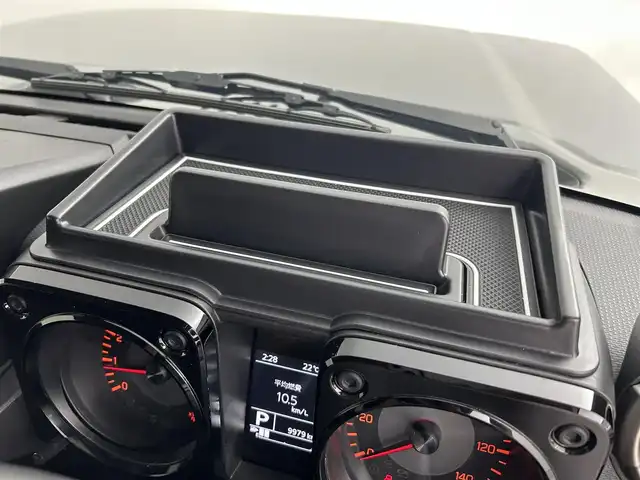 スズキ ジムニー XC 道央・札幌 2024(令6)年 1万km ミディアムグレー ・4WD/・社外メモリナビ/・フルセグ/BT/CD/DVD/・バックカメラ/・衝突被害軽減ブレーキ/・レーンキープアシスト/・クルーズコントロール/・オートハイビーム/・シートヒーター/・ミラーヒーター/・アイドリングストップ/・ダウンヒルアシスト/・ヘッドライトウォッシャー/・ステアリングスイッチ/・プッシュスタート/・スマートキー/・横滑り防止装置/・電格ミラー