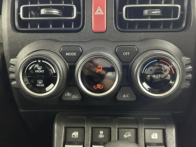 スズキ ジムニー XC 道央・札幌 2024(令6)年 1万km ミディアムグレー ・4WD/・社外メモリナビ/・フルセグ/BT/CD/DVD/・バックカメラ/・衝突被害軽減ブレーキ/・レーンキープアシスト/・クルーズコントロール/・オートハイビーム/・シートヒーター/・ミラーヒーター/・アイドリングストップ/・ダウンヒルアシスト/・ヘッドライトウォッシャー/・ステアリングスイッチ/・プッシュスタート/・スマートキー/・横滑り防止装置/・電格ミラー