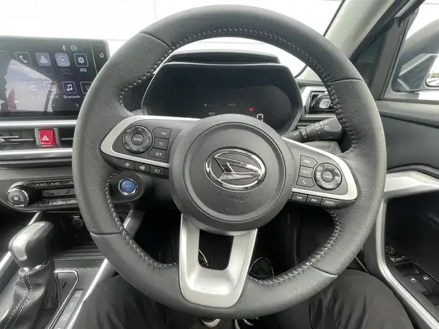 ダイハツ ロッキー プレミアム G HEV 千葉県 2023(令5)年 1.6万km シャイニングホワイトパール スマートアシスト/・衝突軽減ブレーキ/レーンキープアシスト/・レーダークルーズコントロール/オートハイビーム/・クリアランスソナー/ブラインドスポットモニター/純正ディスプレイオーディオ/・フルセグ/BT/USB/カープレイ/全方位カメラ/ステアリングスイッチ/ETC/ハーフレザーシート/シートヒーター(D/N席)/電動パーキングブレーキ/ブレーキホールド/LEDヘッドライト/オートライト/フォグライト/バックフォグ/純正フロアマット/純正17インチAW