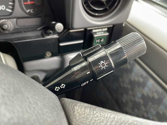 トヨタ ランドクルーザー LX 高知県 2002(平14)年 17.6万km ホワイト ４ＷＤ/社外7インチナビ/・Ｂｌｕｅｔｏｏｔｈオーディオ/・ＣＤ/・フルセグTV/・バックカメラ/前後ドラレコ/ＥＴＣ/スペアキー/アップルカープレイ/レーダー/パワステ