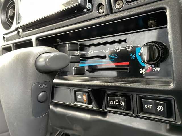 トヨタ ランドクルーザー LX 高知県 2002(平14)年 17.6万km ホワイト ４ＷＤ/社外7インチナビ/・Ｂｌｕｅｔｏｏｔｈオーディオ/・ＣＤ/・フルセグTV/・バックカメラ/前後ドラレコ/ＥＴＣ/スペアキー/アップルカープレイ/レーダー/パワステ