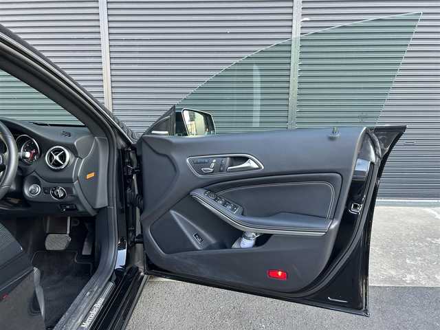 メルセデス・ベンツ ＣＬＡ２２０ Sブレイク 4MATIC 茨城県 2018(平30)年 2.8万km コスモスブラック 後期型　/プレミアムＰKG　/・パノラマＳＲ　/・harman/kardon　/・アンビエントライト　/・Ｍ付ＰＷシート/・電動ランバーサポート/ＲＳＰ　/ＡＣＣ　/ＬＫＡ　/ＢＳＡ　/Ｂカメラ　/パークトロニック　/パーキングサポート/黒革　/シートヒーター　　/ＰＷテールゲート　/ＬＥＤ　/ナビ　/ＴＶ/CarPlay/USB/DVD/ETC/ドラレコ/禁煙車