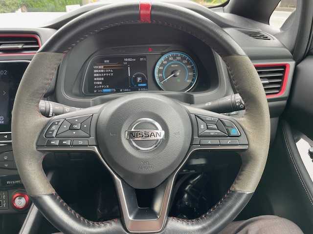 日産 リーフ ニスモ 神奈川県 2020(令2)年 2万km ダークメタルグレー/スーパーブラック2トーン ・ワンオーナー/・プロパイロット/・純正ナビ/（BT&USB&HDMI&フルセグ&AppleCarPlay）/・全方位モニター/・エマージェンシーブレーキ/・側方支援/・後側方支援/・道路標識表示/・レーダークルーズ/・BSM/・純正デジタルインナーミラー/・ステアリングスイッチ/・ビルトインETC2.0/・フロント、サイド、バックカメラ/・LEDヘッドライト/・スペアキー