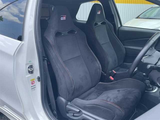 トヨタ ヴィッツ GRMNターボ 神奈川県 2018(平30)年 1.7万km スーパーホワイトⅡ GRMN専用T-Connectナビ/TOYOTA GAZOO Racing Recorder付/（サーキットラップタイム計測・走行データ分析機能）/・フルセグTV/CD/BT/バックカメラ/ETC/前後ドライブレコーダー/スマートキー/専用大型リヤスポイラー/専用カラードバックドアガーニッシュ/専用リヤコンビネーションランプ/専用ヘッドランプ/専用リヤバンパー＆専用マフラー/専用フロントバンパー/BBS製17インチ鍛造アルミホイール/専用チューニングSACHS製アブソーバー/トルセンLSD/GRフロアマット/GRラゲージマット/保証書/取扱説明書/スペアキー×1