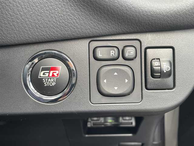 トヨタ ヴィッツ GRMNターボ 神奈川県 2018(平30)年 1.7万km スーパーホワイトⅡ GRMN専用T-Connectナビ/TOYOTA GAZOO Racing Recorder付/（サーキットラップタイム計測・走行データ分析機能）/・フルセグTV/CD/BT/バックカメラ/ETC/前後ドライブレコーダー/スマートキー/専用大型リヤスポイラー/専用カラードバックドアガーニッシュ/専用リヤコンビネーションランプ/専用ヘッドランプ/専用リヤバンパー＆専用マフラー/専用フロントバンパー/BBS製17インチ鍛造アルミホイール/専用チューニングSACHS製アブソーバー/トルセンLSD/GRフロアマット/GRラゲージマット/保証書/取扱説明書/スペアキー×1