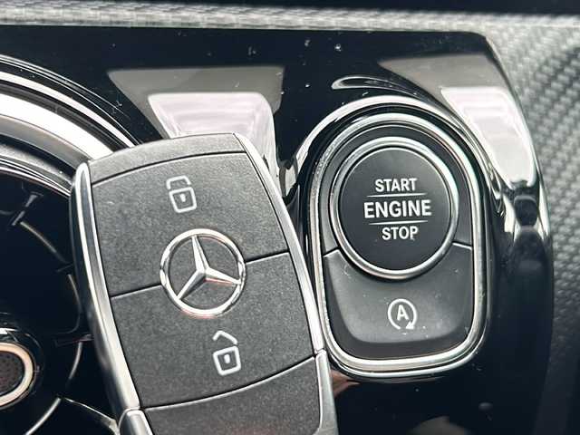 メルセデス・ベンツ Ａ２００ｄ 鳥取県 2020(令2)年 5.4万km ジュピターレッド ディーラー車/スマートキーx２個/ハーフレザーシート/デジタルインナーミラー/プリクラッシュセーフティ/ブラインドスポットモニタリング/レーンデパーチャーアラート/アダクティブクルーズ/インテリソナー/オートハイビーム/ドライブレコーダー/パドルシフト/コネクテットナビ/フルセグ・Bluetooth/カーボン調インテリアパネル/前席メモリ付パワーシート/前席シートヒーター/パーキングアシスト/ビルトインETC/保証書・取説