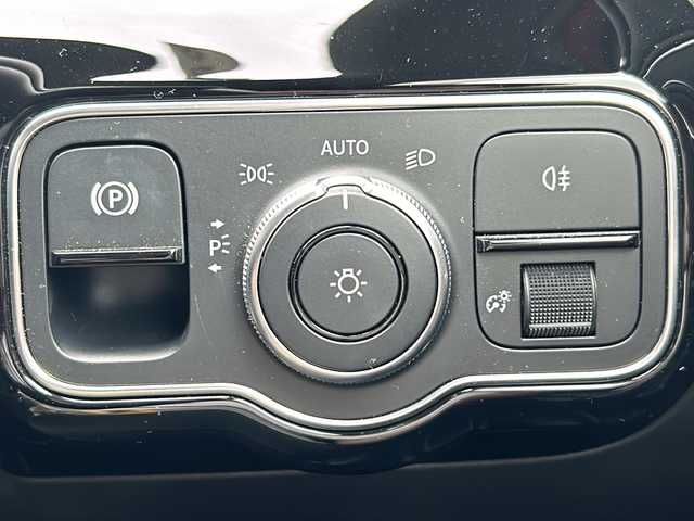 メルセデス・ベンツ Ａ２００ｄ 鳥取県 2020(令2)年 5.4万km ジュピターレッド ディーラー車/スマートキーx２個/ハーフレザーシート/デジタルインナーミラー/プリクラッシュセーフティ/ブラインドスポットモニタリング/レーンデパーチャーアラート/アダクティブクルーズ/インテリソナー/オートハイビーム/ドライブレコーダー/パドルシフト/コネクテットナビ/フルセグ・Bluetooth/カーボン調インテリアパネル/前席メモリ付パワーシート/前席シートヒーター/パーキングアシスト/ビルトインETC/保証書・取説