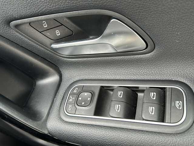 メルセデス・ベンツ Ａ２００ｄ 鳥取県 2020(令2)年 5.4万km ジュピターレッド ディーラー車/スマートキーx２個/ハーフレザーシート/デジタルインナーミラー/プリクラッシュセーフティ/ブラインドスポットモニタリング/レーンデパーチャーアラート/アダクティブクルーズ/インテリソナー/オートハイビーム/ドライブレコーダー/パドルシフト/コネクテットナビ/フルセグ・Bluetooth/カーボン調インテリアパネル/前席メモリ付パワーシート/前席シートヒーター/パーキングアシスト/ビルトインETC/保証書・取説