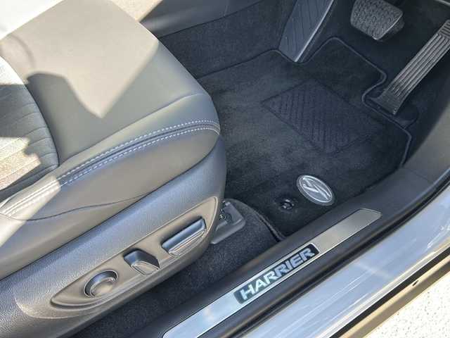 トヨタ ハリアー G 兵庫県 2025(令7)年 0.3万km プラチナホワイトパールマイカ ディスプレイオーディオ（FM/AM/TV/Bluetooth/Miracast）/ワンオーナー/取扱説明書/保証書/電動リアゲート/プッシュスタート/スマートキー×２/パワーシート/ハーフレザー/MTモード付/ETC2.0/純正フロアマット/純正アルミホイール/LTA：車線維持支援/BSM：死角検知警報/PKSB：駐車時自動ブレーキ/PCS：衝突回避支援/RCTA：後方交差車両警報/RSA：標識認識支援/先行車発進告知/ステアリングリモコン/デジタルインナーミラー/電動パーキング/オートホールド