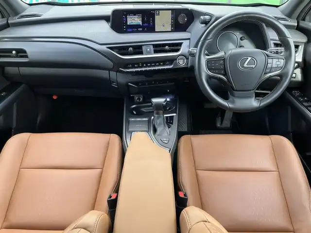 レクサス ＵＸ 200 バージョンC 奈良県 2019(平31)年 2.4万km グラファイトブラックガラスフレーク 純正ナビ　/フルセグＴＶ/BT/CD/DVD/SD/AUX/バックカメラ　/茶革シート　/ＥＴＣ２．０　/ドライブレコーダー　/追従型クルーズコントロール　/シートヒーター　/パワーシート　/ＬＥＤヘッドライト　/衝突被害軽減システム　/ルーフレール/シートメモリ/AUTOHOLD/純正17インチアルミホイール/フロアマット/カードキー有